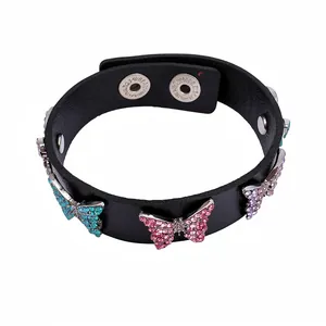 Bracelet en cuir noir avec breloques papillons en strass colorés et fermoirs pression chic