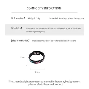 Détail d'un bracelet en cuir papillon avec des breloques en strass et des infos de taille