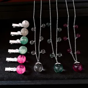 Vintage-Schmuckset aus eisklarem Harz mit Halskette und Haarklammer in verschiedenen Farben