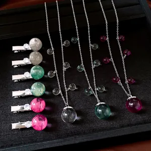 Detailansicht des Retro-Halsketten- und Haarklammern-Sets aus klarem Harz in bunten Farben.