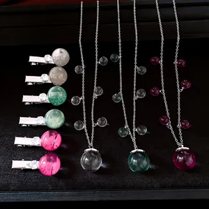 Vintage durchscheinendes Harzball-Halsketten- und Haarspangen-Set in eleganten kräftigen Farben.
