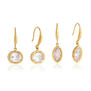 Élégantes boucles d'oreilles en acier titane doré avec zircons clairs et crochets