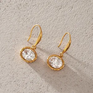Gros plan détaillé de boucles d'oreilles en acier titane doré et oxydes de zirconium