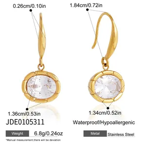 Dimensions détaillées des boucles d'oreilles en acier doré et zircon