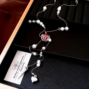 Collier de perles de luxe avec pendentif pomme en résine rouge et pompon en cœur argenté