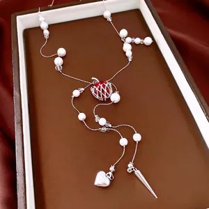Élégant collier de perles avec pendentif pomme en résine et glands en forme de cœur