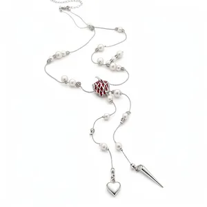 Collier en perles avec pendentif pomme en résine rouge et breloques cœur en argent.