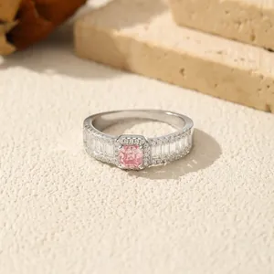 Anillo de plata S925 con moissanita rosa claro de 0,4 ct y piedras baguette laterales