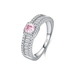 Elegante anillo de plata S925 con una moissanita rosa claro de 40pt y piedras baguette
