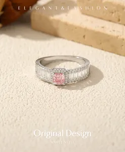 Detalle de un anillo de plata con moissanita rosa cuadrada y piedras laterales de tipo baguette