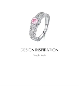 Vista detallada de un elegante anillo de plata S925 con una moissanita cuadrada rosa
