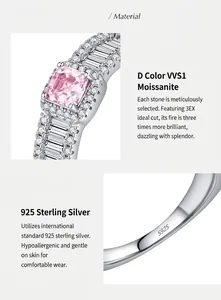 Detalle de la piedra moissanita rosa claro y el sello S925 en el anillo de plata.