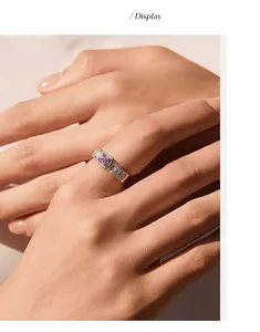 Vista detallada de un anillo de plata S925 con moissanita rosa en una mano