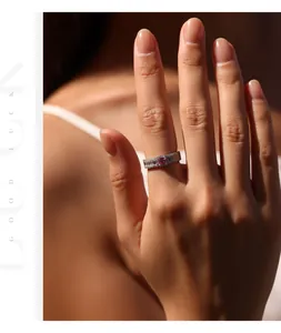 Elegante anillo de plata S925 con moissanita rosa central en la mano de una modelo