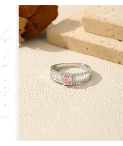 Vista de detalle macro del anillo de plata S925 con moissanita rosa y baguettes.