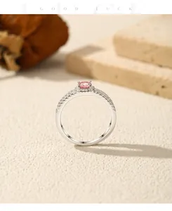 Vista lateral de un anillo de plata S925 con una radiante moissanita rosa de corte cuadrado