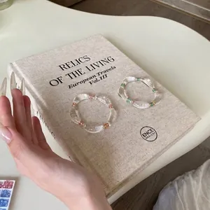 Primer plano de pulseras de cuentas de resina transparente con detalles de strass
