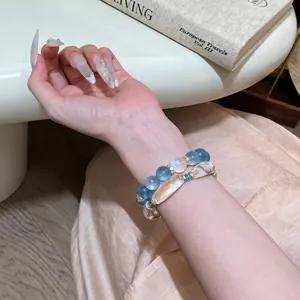 Primer plano de un elegante conjunto de pulseras de resina y cuentas de vidrio coreanas