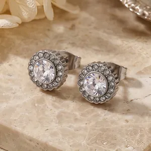 Vue macro de boucles d'oreilles de luxe en acier inoxydable avec zircon blanc brillant.