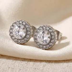 Gros plan de boucles d'oreilles en acier inoxydable avec zircon blanc et serti halo scintillant
