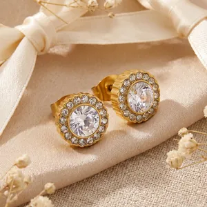 Élégantes boucles d'oreilles rondes en acier inoxydable avec un halo de zircon blanc.
