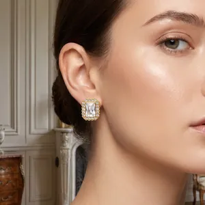 Boucles d'oreilles élégantes en acier doré avec zircon blanc taille émeraude pour femme