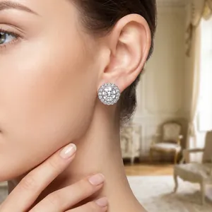Gros plan d'une boucle d'oreille halo avec zircone cubique sur une mannequin pro