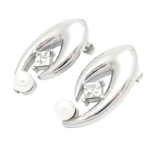 Élégantes boucles d'oreilles en V en acier avec perle blanche et zircone carrée