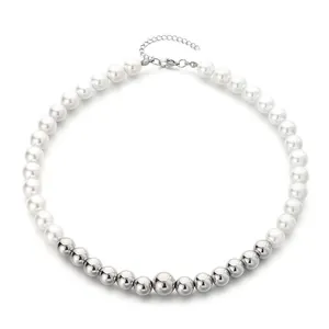 Elegante collana stile francese con perle sintetiche e sfere di metallo argentato