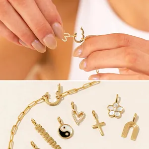 Gouden schakelketting met diverse DIY-bedeltjes zoals mama, hart en kruis hangers