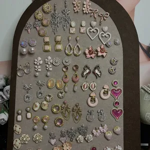 Boucles d'Oreilles en Cuivre avec Strass et Perles Artificielles Style Palais Vintage pour Femmes Élégante Boucle d'Oreille Géométrique Bijoux de Luxe Cadeau