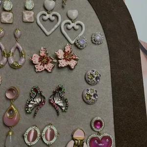 Vue détaillée de diverses boucles d'oreilles vintage en zircon avec motifs cœur et fleurs