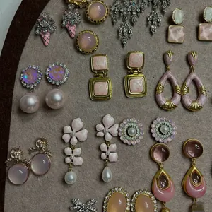 Collection de boucles d'oreilles vintage roses et dorées, fleurs, géométrie et perles