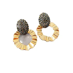 Boucles d'oreilles dorées style palais rétro avec zircons foncés et design plissé