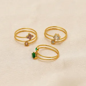 Elegantes anillos de acero inoxidable bañados en oro 18K con tres bandas y circón
