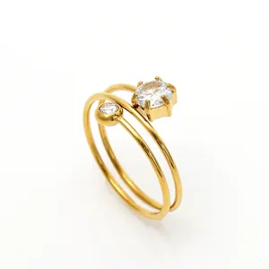 Detalle macro de anillo de acero triple capa chapado en oro 18K con doble circón