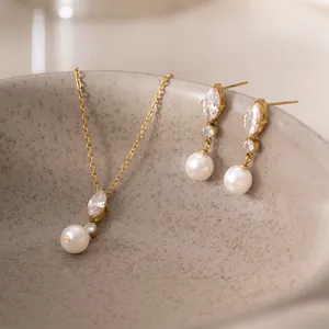 Detailansicht eines 18K vergoldeten Schmucksets mit Markis-Zirkonia und Perlen.