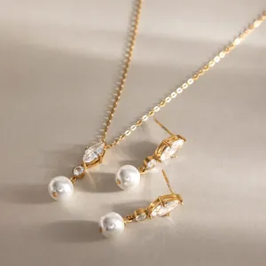 Nahaufnahme von 18K vergoldetem Schmuckset mit Marquise-Zirkonia und Glasperlen