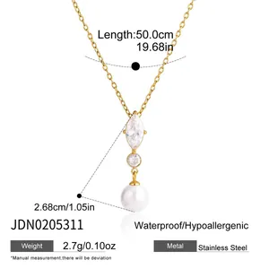 Detailansicht der 18K vergoldeten Edelstahlkette mit Marquise-Zirkonia und Perlenanhänger.