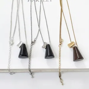 Sautoir minimaliste style coréen avec pendentifs coniques en bois de différentes couleurs