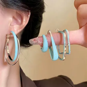Élégantes créoles en émail bleu clair avec aiguilles en argent pour femme