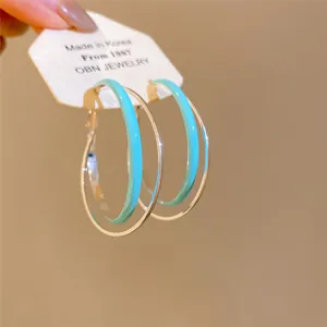 Détail des boucles d'oreilles créoles doubles en émail bleu clair et argent