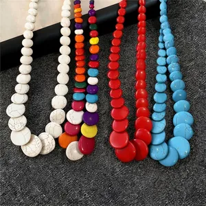 Collana bohémien fatta a mano con perline rotonde colorate e design dopamine