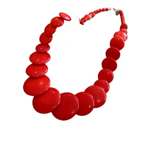 Collana con perle rosse e pietre piatte circolari per un look alla moda e audace
