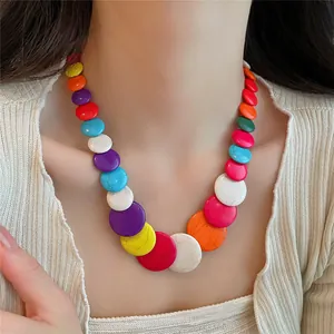 Dettaglio ravvicinato di una vivace collana di perle tonde multicolori su un modello