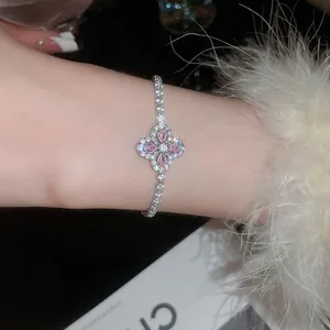 Bracelet élégant en perles argentées avec un motif de fleur en zircon rose étincelant