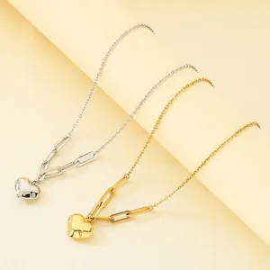 Elegante Halskette mit Herzanhänger und gemischten Edelstahlgliedern in Gold- und Silberoptik
