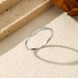 Eleganter S925 Sterling Silber Moissanit Ring mit Pavéfassung für einen Luxus-Look