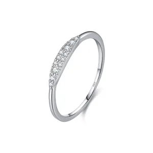 Eleganter S925 Sterlingsilber Ring mit funkelnden Moissanit-Steinen, feines Design
