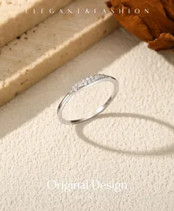 Nahaufnahme eines minimalistischen Rings aus S925 Sterlingsilber mit Moissanit-Steinen